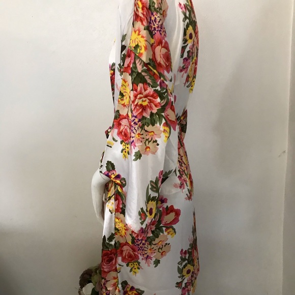 Beautiful ladies floral bathrobe - Picture 6 of 7